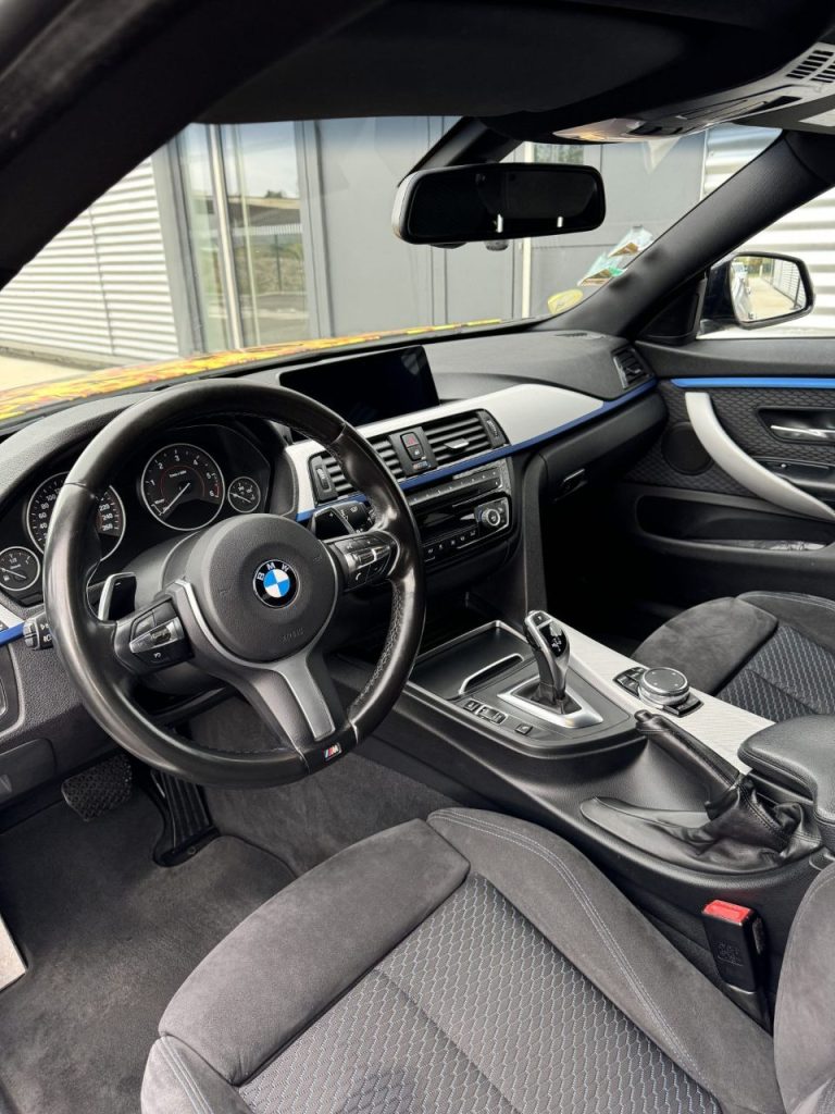 intérieur de voiture sale