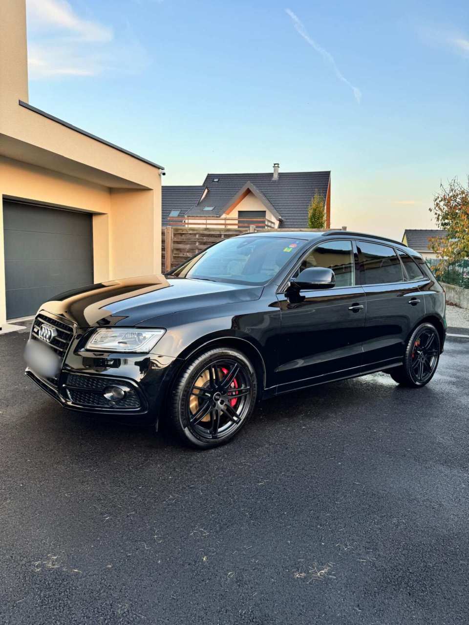 Voiture noire brillante moderne